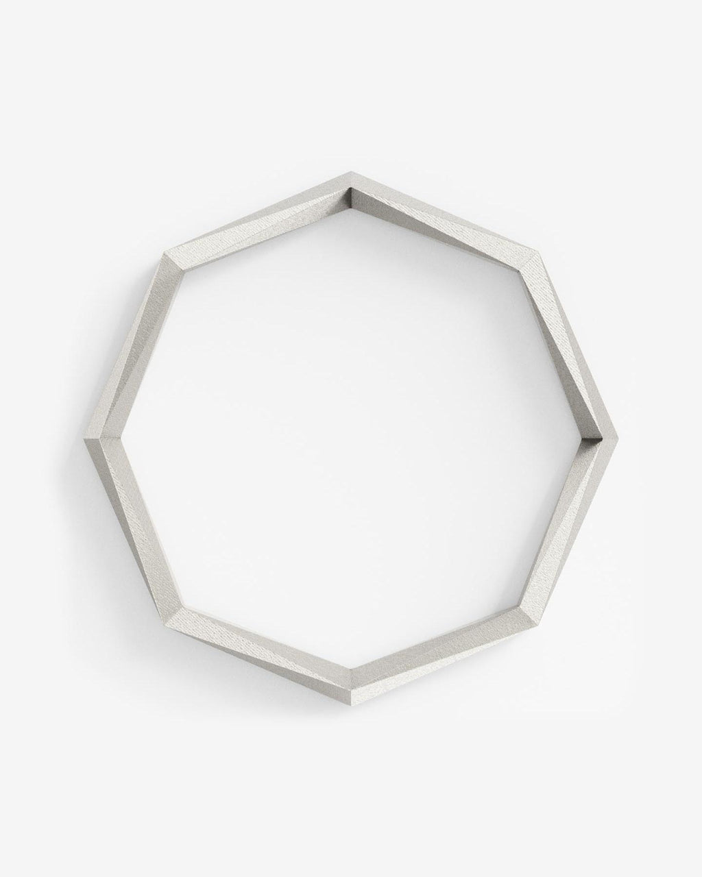 Eleganter Armreif aus Silber mit 64 Facetten von Fine Principles — minimalistisch, geometrisch und fair produziert in Pforzheim.