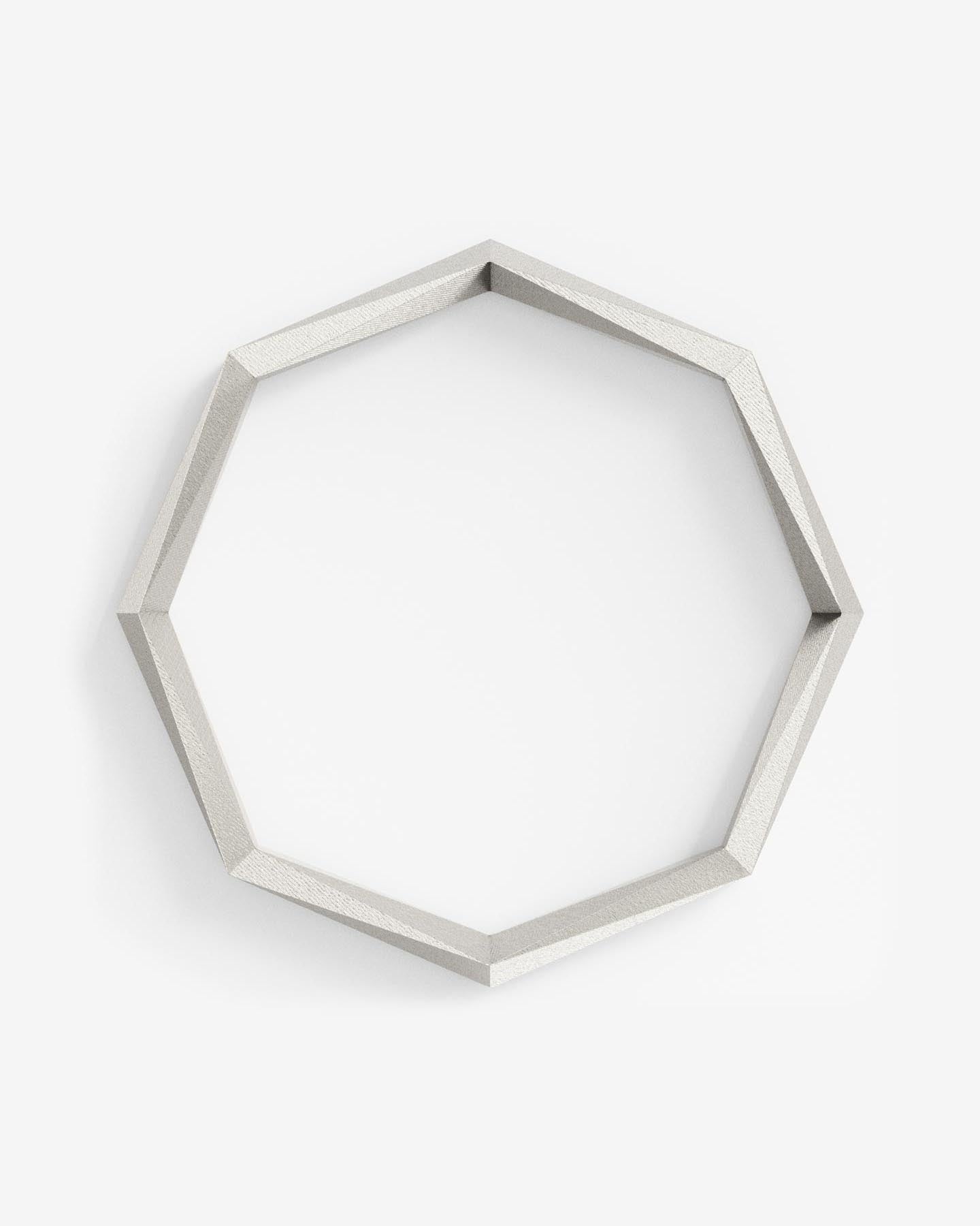 Eleganter Armreif aus Silber mit 64 Facetten von Fine Principles — minimalistisch, geometrisch und fair produziert in Pforzheim.