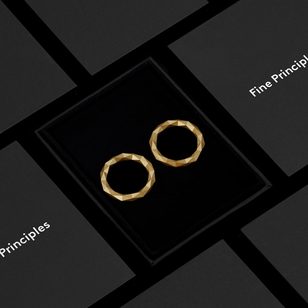 Zeitlose Kreisohrringe XFCE1282M aus recyceltem 935 Silber oder 750 Gold — geometrischer Schmuck von Fine Principles Berlin mit nachhaltigem Anspruch, verpackt im eleganten Etui.