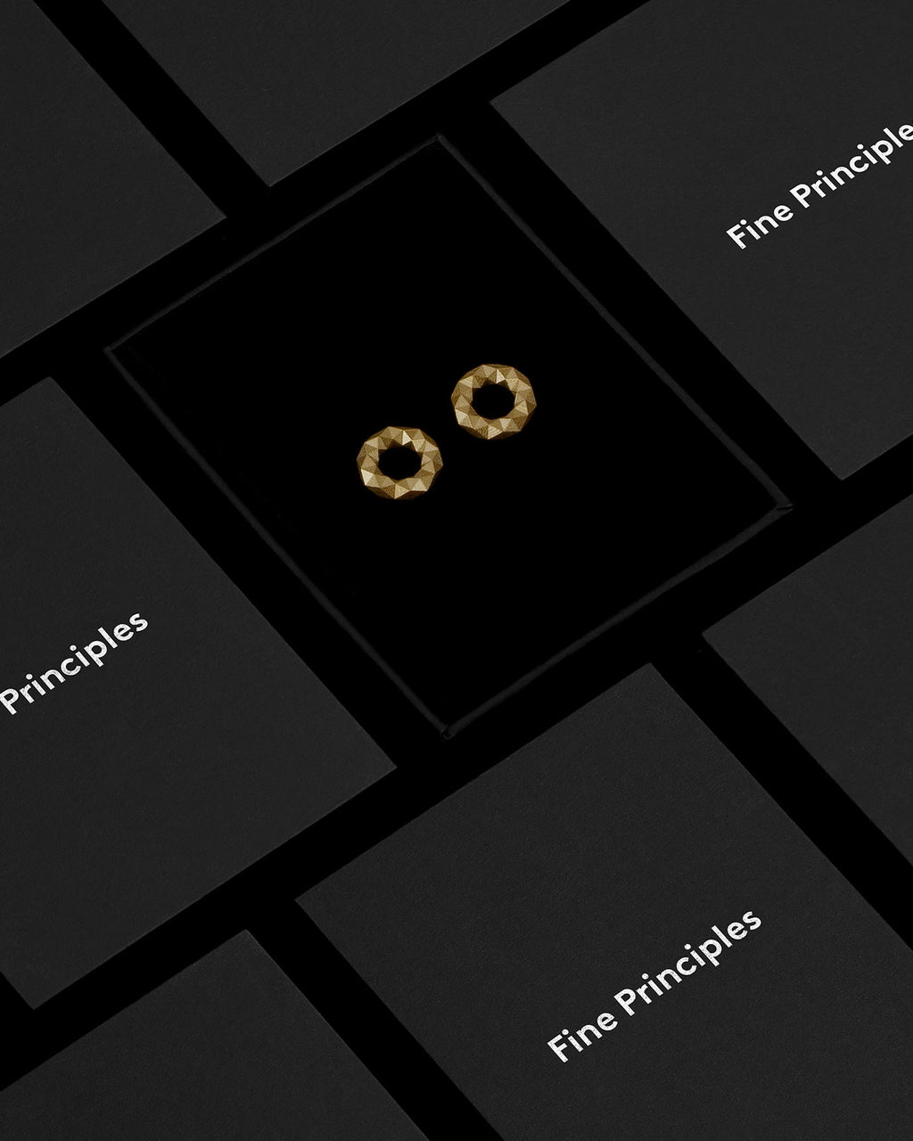 Kleine minimalistische Ohrringe XFCE1282S von Fine Principles — gefertigt aus recyceltem 935 Silber oder 750 Gold, moderner Schmuck aus Berlin mit klarer grafischer Formsprache.