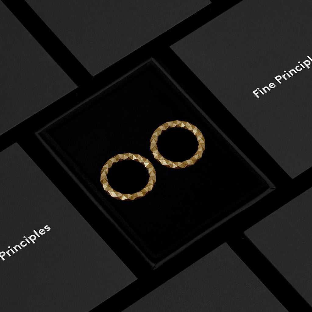 Stilvolle Kreisohrringe in Größe M mit 256 Facetten, gefertigt aus nachhaltigem 935 Silber oder 750 Gold — minimalistischer Schmuck von Fine Principles aus Berlin, fotografiert im eleganten schwarzen Etui.