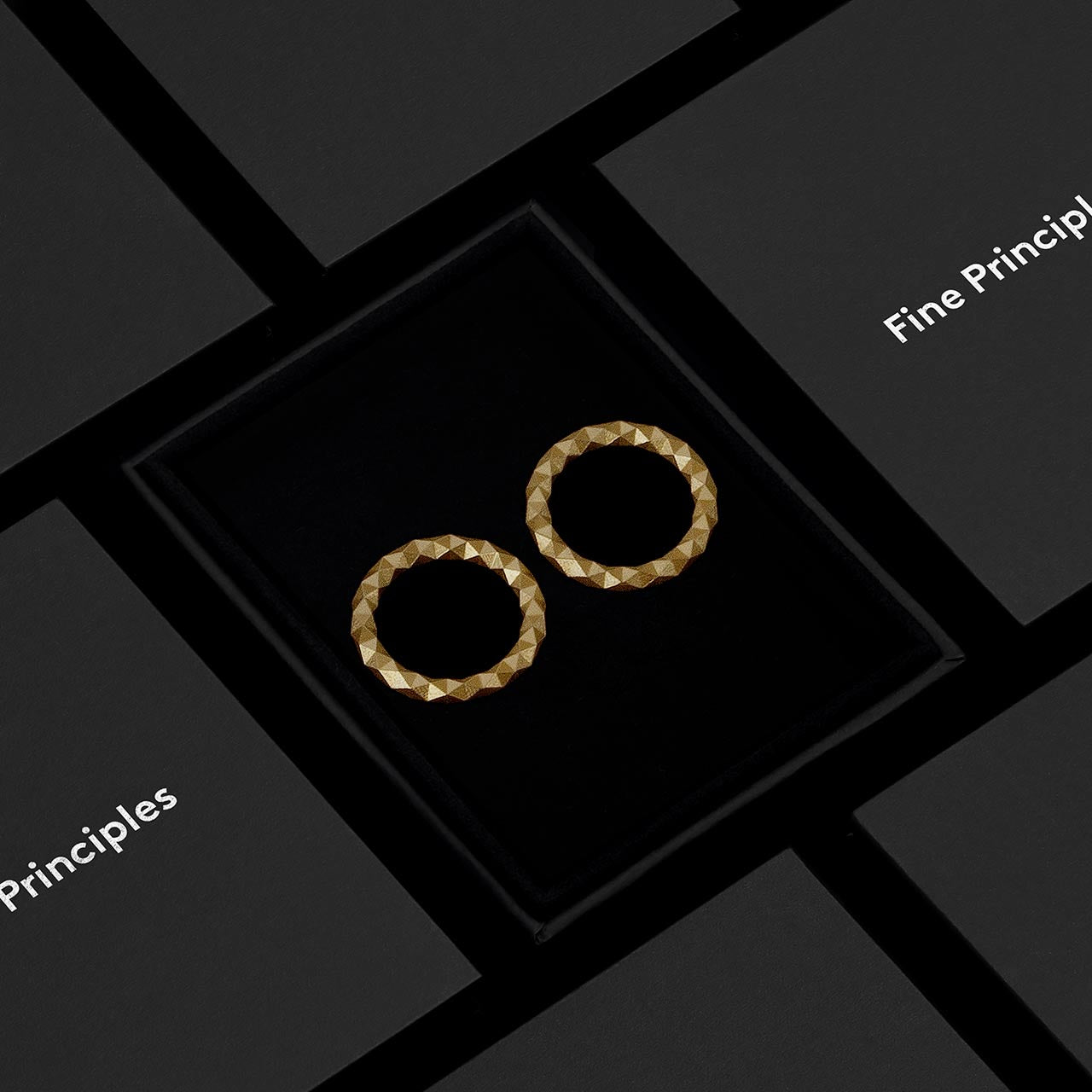 Stilvolle Kreisohrringe in Größe M mit 256 Facetten, gefertigt aus nachhaltigem 935 Silber oder 750 Gold — minimalistischer Schmuck von Fine Principles aus Berlin, fotografiert im eleganten schwarzen Etui.