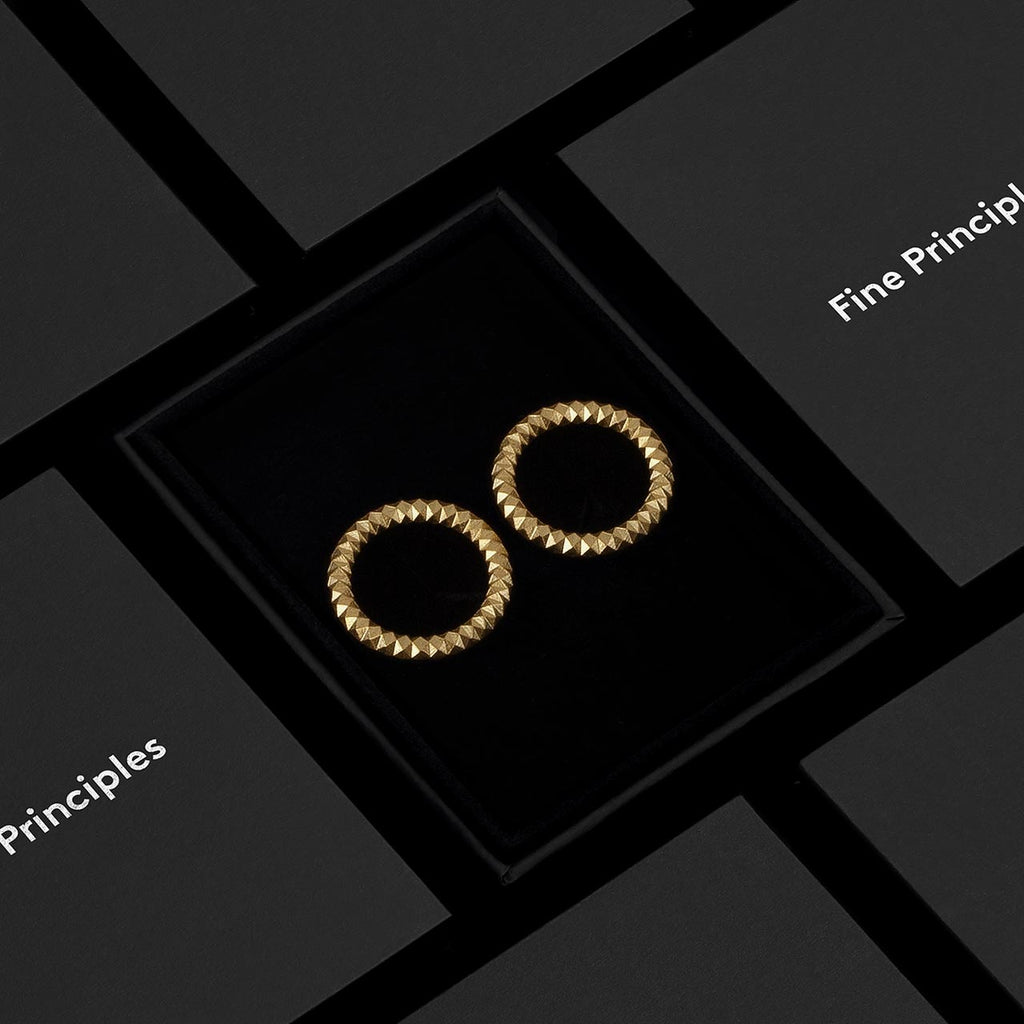 Elegante und nachhaltige Kreisohrringe XFCE5122M von Fine Principles aus Berlin — minimalistischer Schmuck aus recyceltem 935 Silber oder 750 Gold, mit klarer geometrischer Formensprache und eleganter Verpackung.