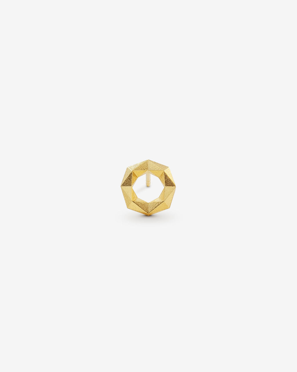 Kreisförmiger Ohrring XFCE642S von Fine Principles, mit 64 präzisen Facetten — geometrischer Schmuck aus recyceltem Gold, nachhaltig gefertigt.