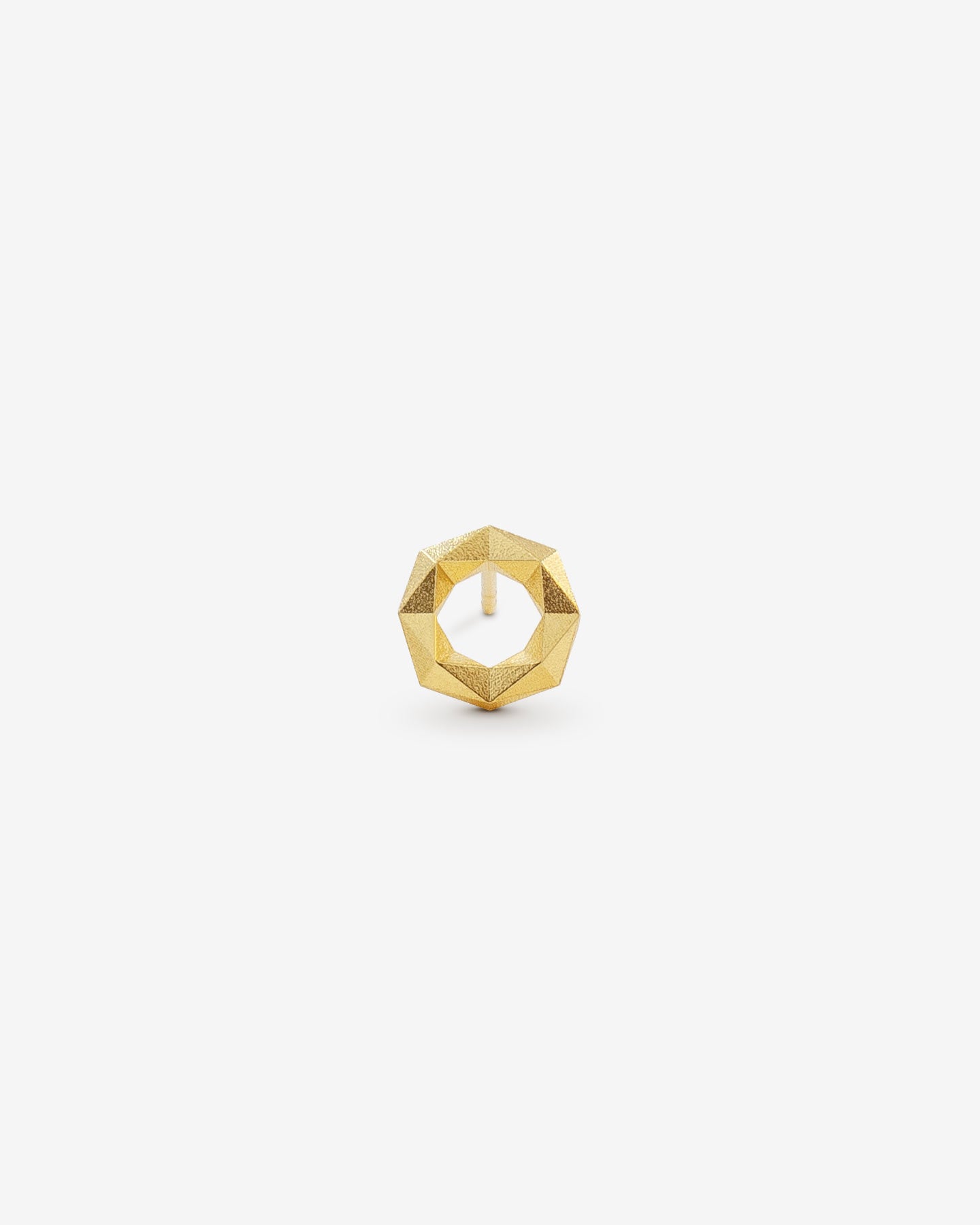 Kreisförmiger Ohrring XFCE642S von Fine Principles, mit 64 präzisen Facetten — geometrischer Schmuck aus recyceltem Gold, nachhaltig gefertigt.