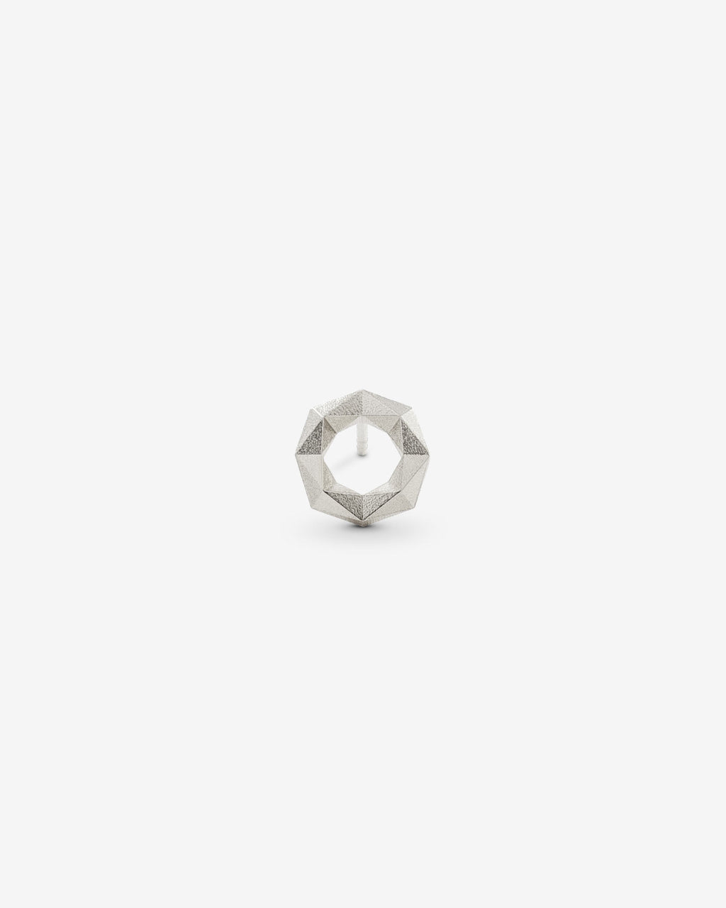 Nachhaltiger Schmuck von Fine Principles Berlin: Eleganter Ohrring XFCE642S mit 64 Facetten — geometrisch, minimalistisch und aus recyceltem Silber.