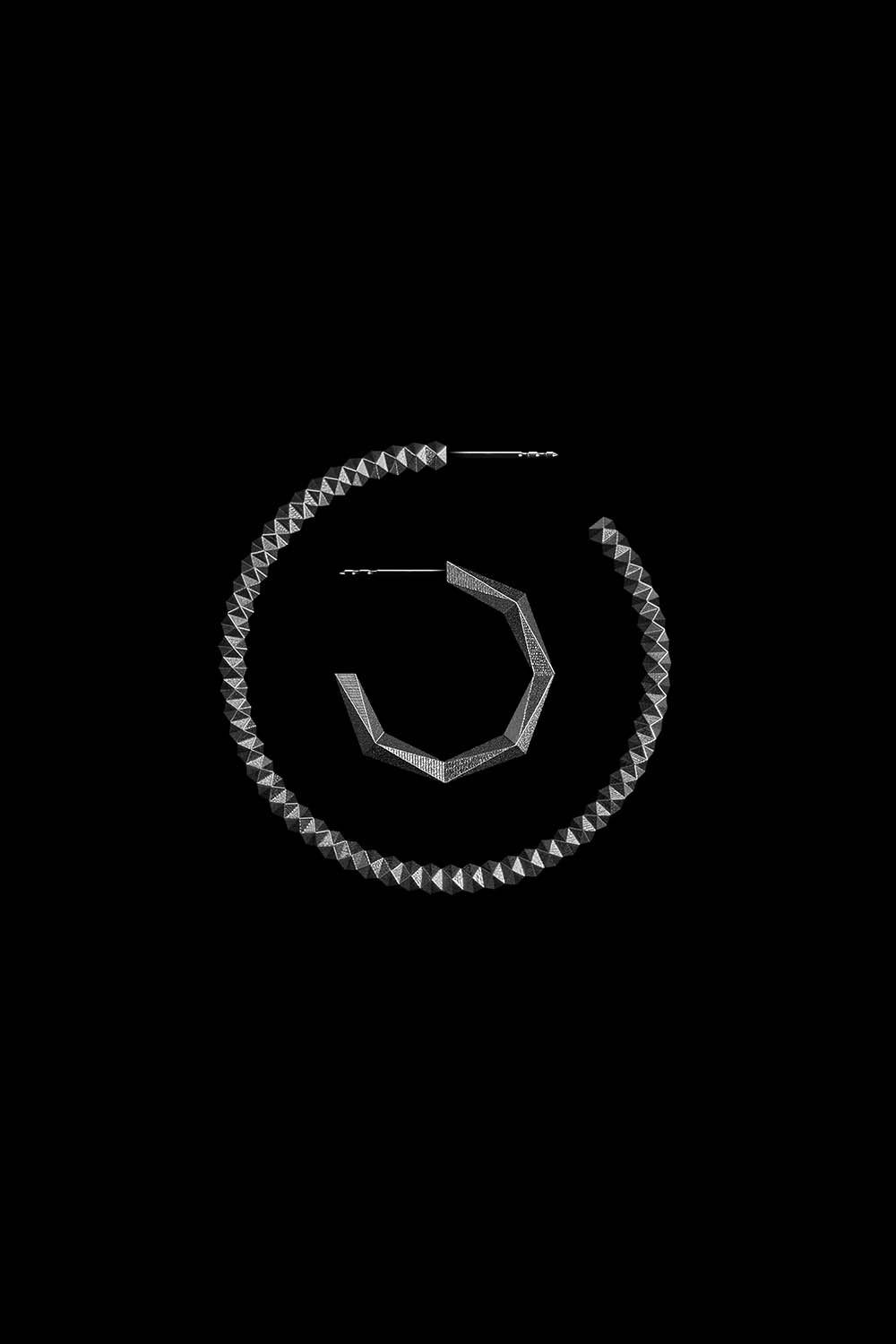 Schlichte Kreolen aus Silber oder Gold von Fine Principles als Geschenk zu Weihnachten oder Geburtstag — eleganter Damenschmuck nachhaltig gefertigt.