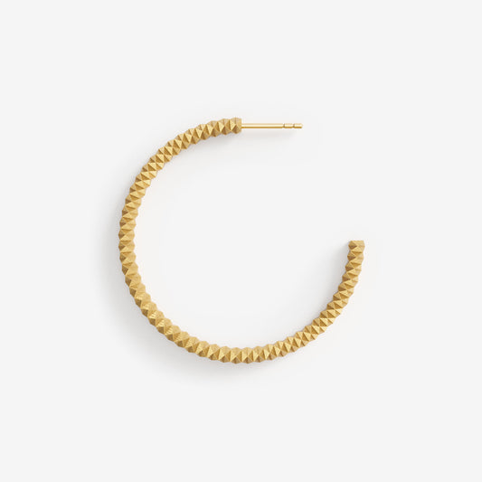 Zeitloser Schmuck: Kreole XFCO10242L mit 1024 Facetten von Fine Principles, minimalistisch und nachhaltig aus recyceltem Silber & Gold gefertigt.