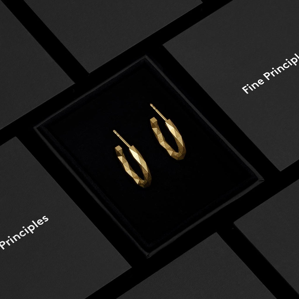 Nachhaltige Kreolen mit minimalistischen 128 Facetten, Modell XFCE1282M, aus zertifiziertem 935 Silber oder 750 Gold — exklusiver Berliner Schmuck von Fine Principles, elegant inszeniert im schwarzen Etui.