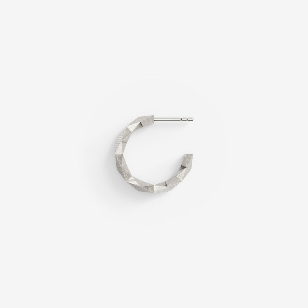 Schmuck mit 128 Facetten von Fine Principles — Kreole XFCO1282M, geometrisch, minimalistisch und nachhaltig gefertigt aus recyceltem Silber.