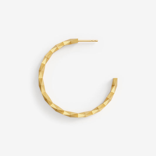 Minimalistischer Schmuck von Fine Principles: geometrische Kreole mit 256 Facetten, gefertigt aus recyceltem Edelmetall — Silber oder Gold.