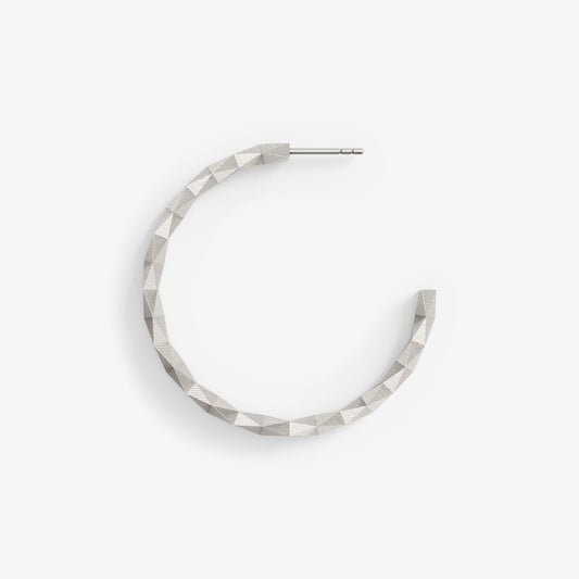 Feiner Schmuck aus Berlin: 256-fach facettiert, nachhaltig produziert von Fine Principles aus recyceltem Silber, minimalistische Kreole XFCO2562.