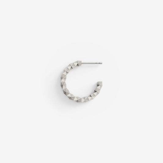 Minimalistische Kreole mit 256 Facetten — filigraner Schmuck von Fine Principles aus recyceltem Silber, geometrisch und nachhaltig.