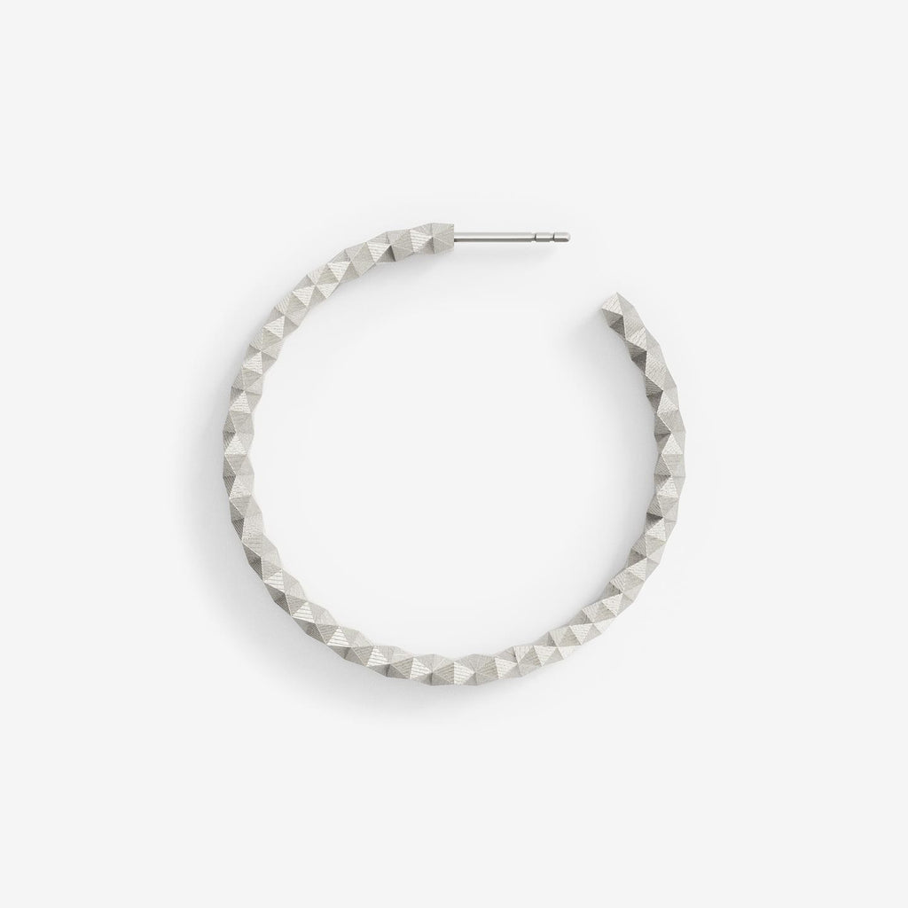 Kreolen XFCO5122L von Fine Principles — geometrischer und nachhaltiger Schmuck, mit 512 Facetten aus recyceltem Gold und Silber.