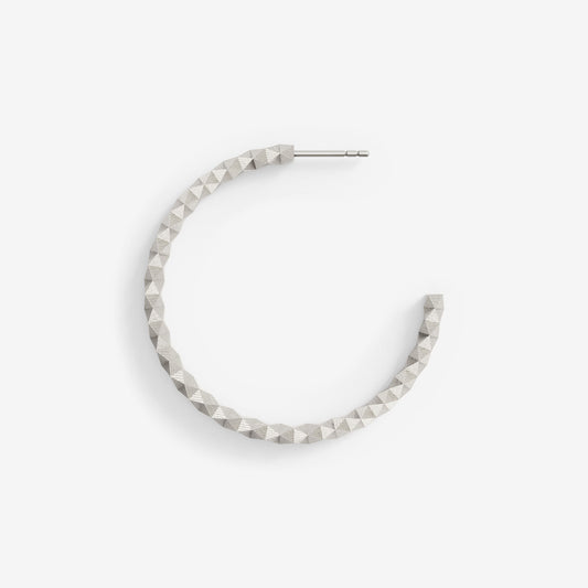 Kreolen XFCO5122L von Fine Principles — geometrischer und nachhaltiger Schmuck, mit 512 Facetten aus recyceltem Gold und Silber.