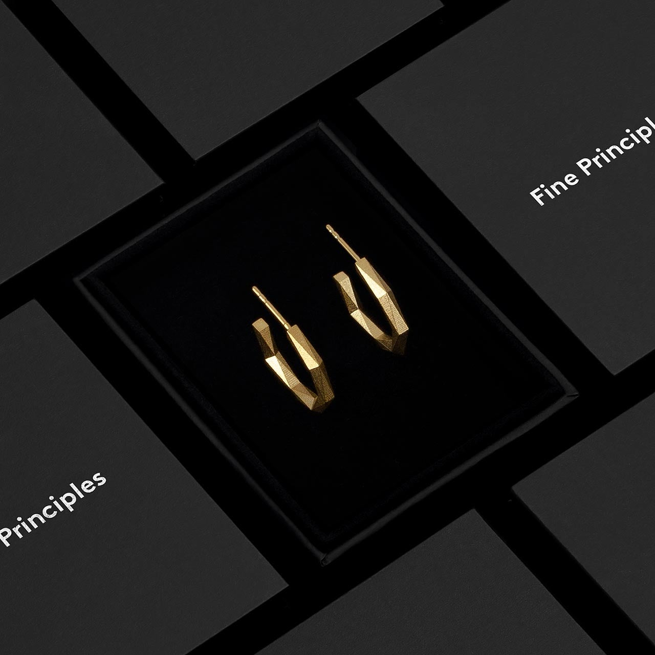 Nachhaltige Kreolen XFCO642M mit 64 Facetten, aus recyceltem 935 Silber oder 750 Gold — geometrischer, hochwertiger Schmuck von Fine Principles, verpackt in einem eleganten schwarzen Etui, made in Berlin.