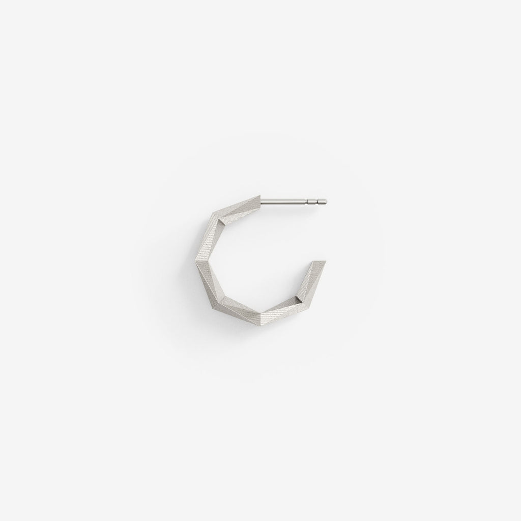 Schmuck mit 64 geometrischen Facetten: Die Kreole XFCO642M von Fine Principles — minimalistisch & nachhaltig aus recyceltem Silber in Pforzheim gegossen.