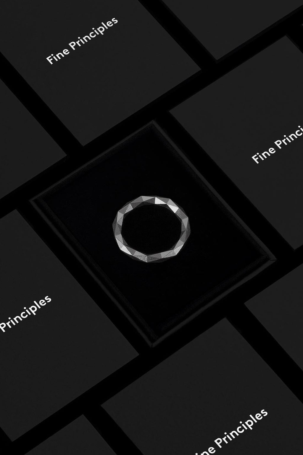 Geometrischer Eternity-Ring XFRI1282 mit feiner Struktur in eleganter Box — Schmuck aus zertifiziertem und recyceltem Silber und Gold von Fine Principles Berlin, gefertigt in Pforzheim.