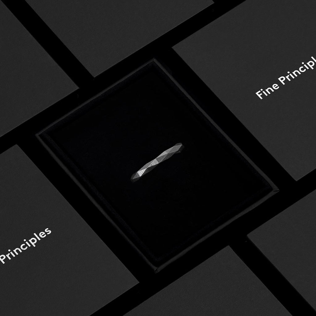 Nachhaltiger Ring XFRI1282 in reduziertem Design, nachhaltig gefertigt aus zertifiziertem Edelmetall — feiner Schmuck von Fine Principles, stilvoll präsentiert in eleganter Box.