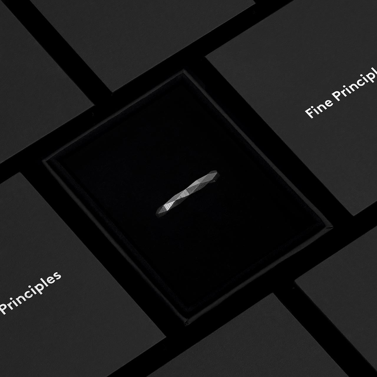 Nachhaltiger Ring XFRI1282 in reduziertem Design, nachhaltig gefertigt aus zertifiziertem Edelmetall — feiner Schmuck von Fine Principles, stilvoll präsentiert in eleganter Box.