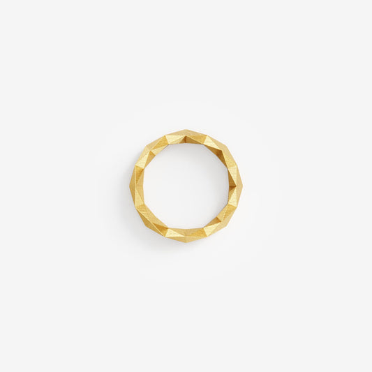 Eleganter Verlobungsring mit 128 Facetten — minimalistischer Schmuck von Fine Principles, hochwertig gefertigt aus recyceltem Silber und Gold.