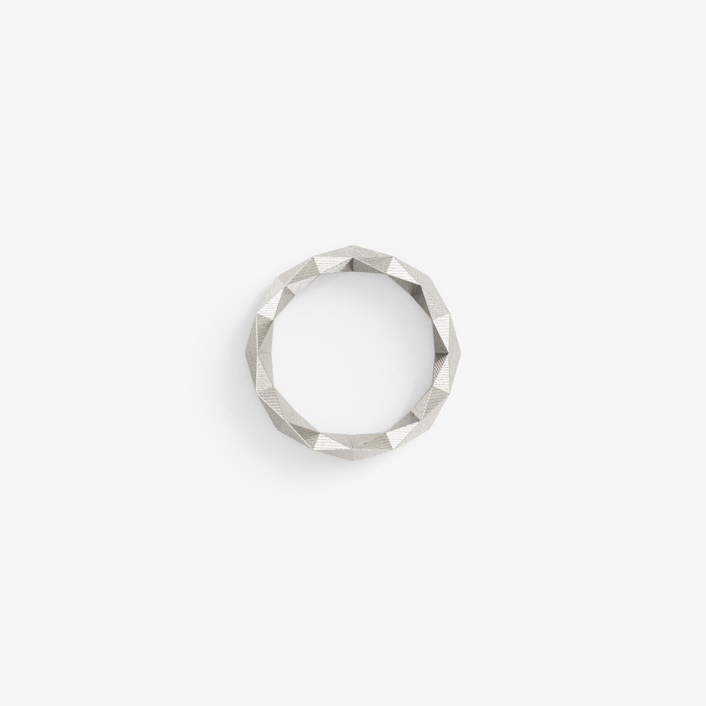 Minimalistisch gestalteter Ring mit 128 Facetten — hochwertiger Schmuck aus recyceltem Silber oder Gold von Fine Principles.