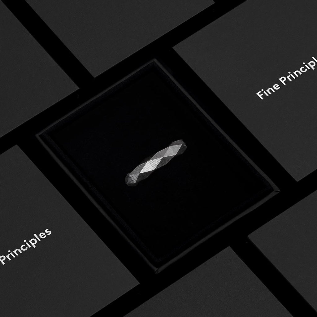 Moderner und nachhaltiger Statement-Ring XFRI1284 mit klarer Geometrie — handgefertigt aus recyceltem Silber oder Gold, stilvoll inszeniert im schwarzen Etui von Fine Principles Berlin.