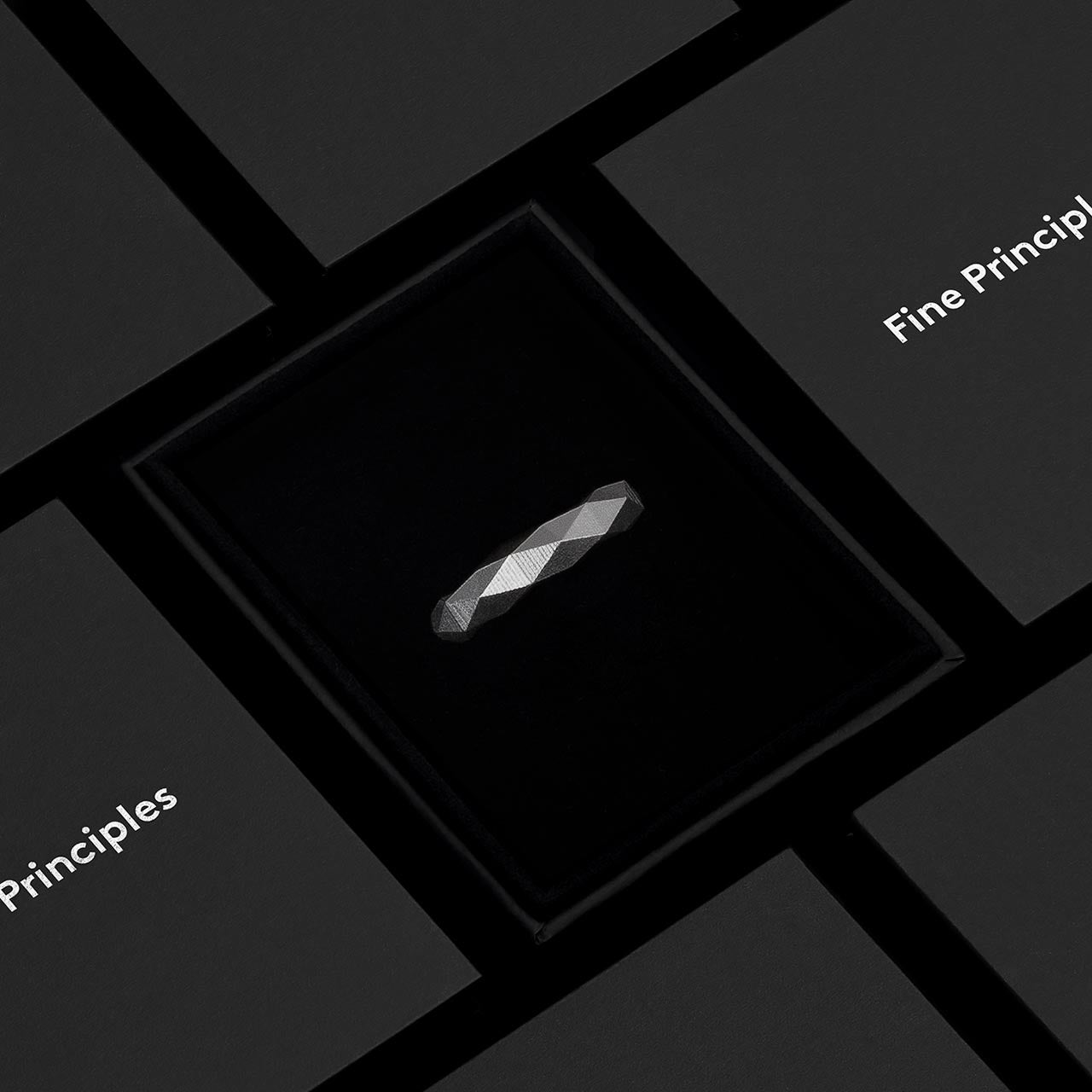 Moderner und nachhaltiger Statement-Ring XFRI1284 mit klarer Geometrie — handgefertigt aus recyceltem Silber oder Gold, stilvoll inszeniert im schwarzen Etui von Fine Principles Berlin.