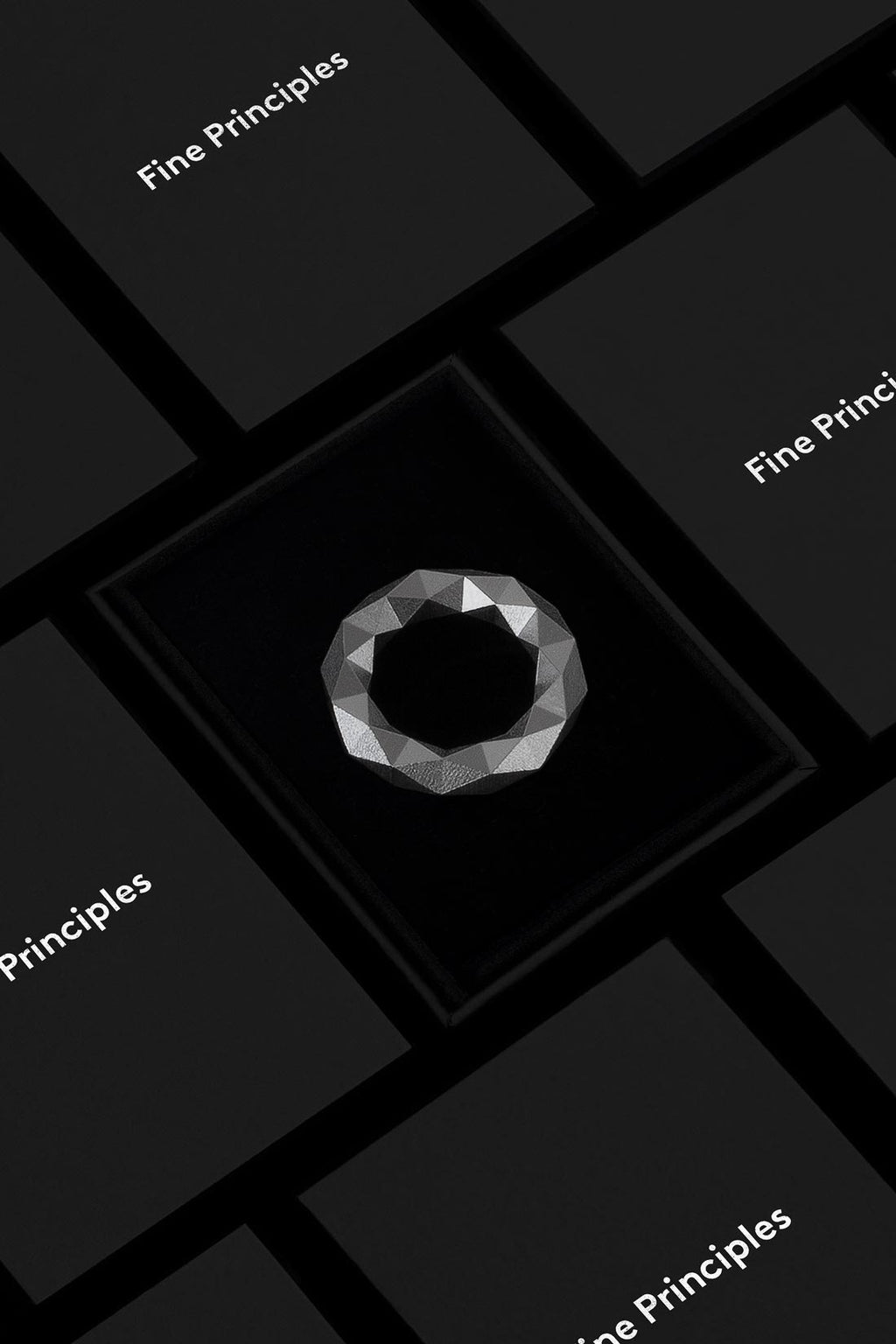 Großer Statement-Ring XFRI1284 mit 128 Facetten in glänzender Optik — nachhaltiger Schmuck aus Berlin von Fine Principles, gefertigt aus recycelten Edelmetall.