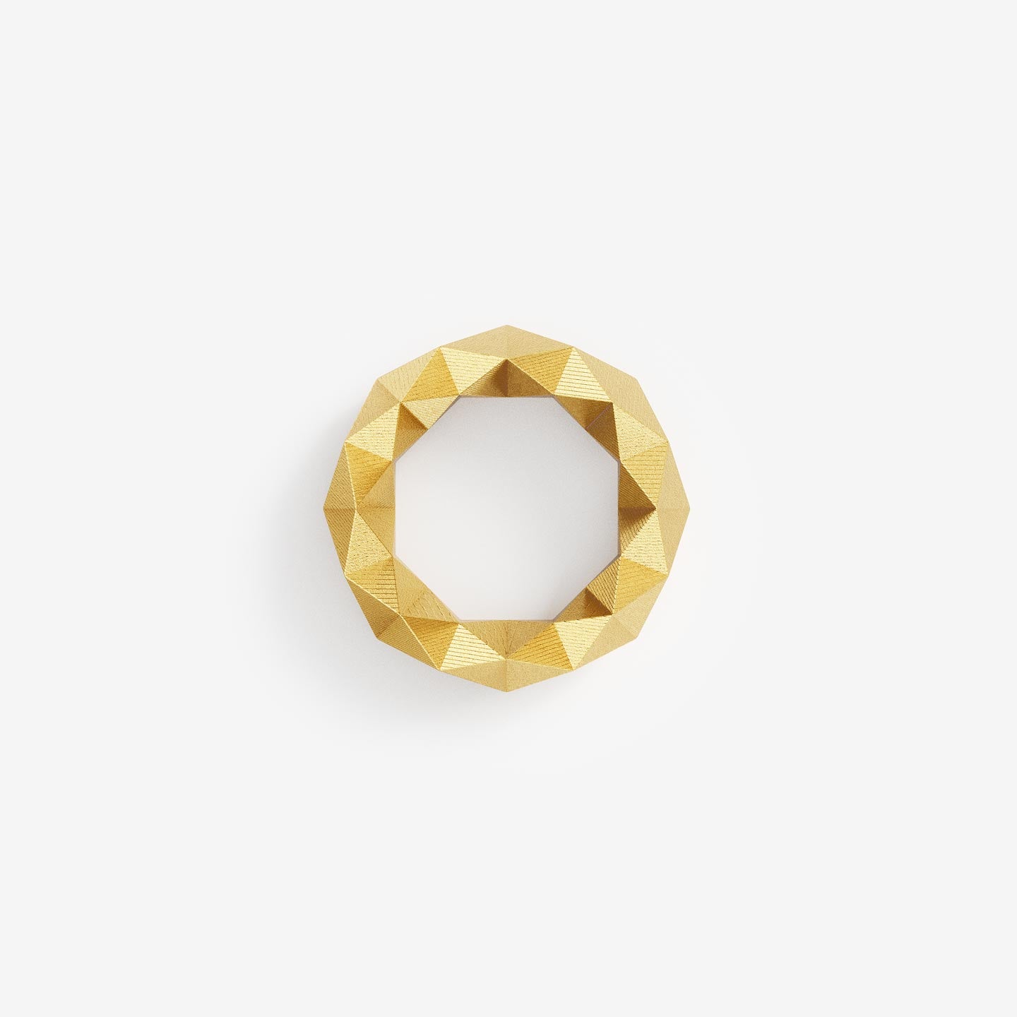 Zeitloser geometrischer Ring mit 128 Facetten — Schmuck nachhaltig produziert von Fine Principles aus recyceltem Gold oder Silber.