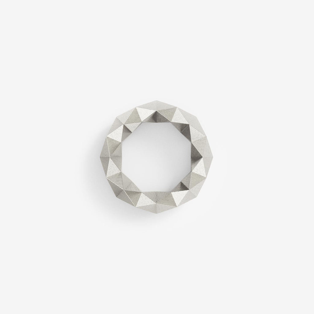 Ring mit 128 feinen Facetten von Fine Principles — geometrischer und minimalistischer Schmuck aus recyceltem Silber, nachhaltig gefertigt in Ppforzheim.