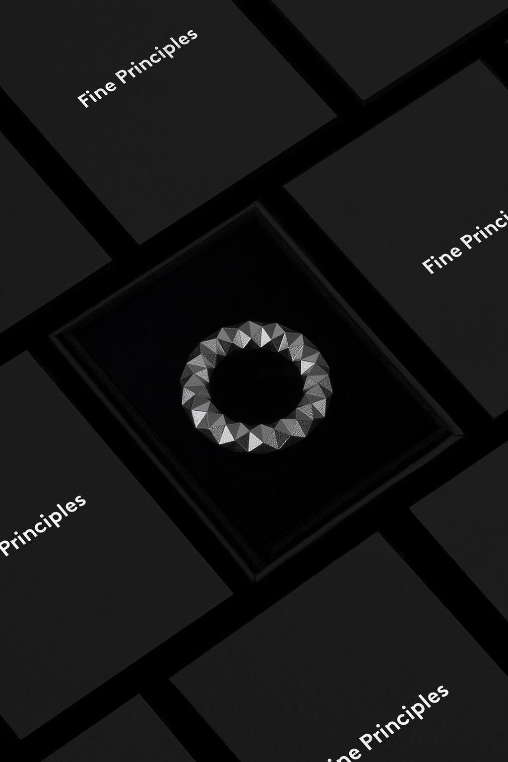 Auffälliger Ring XFRI2564 mit architektonischer Wirkung und 256 Facetten — minimalistisches Statement-Schmuck von Fine Principles, hergestellt aus recyceltem Silber oder Gold.