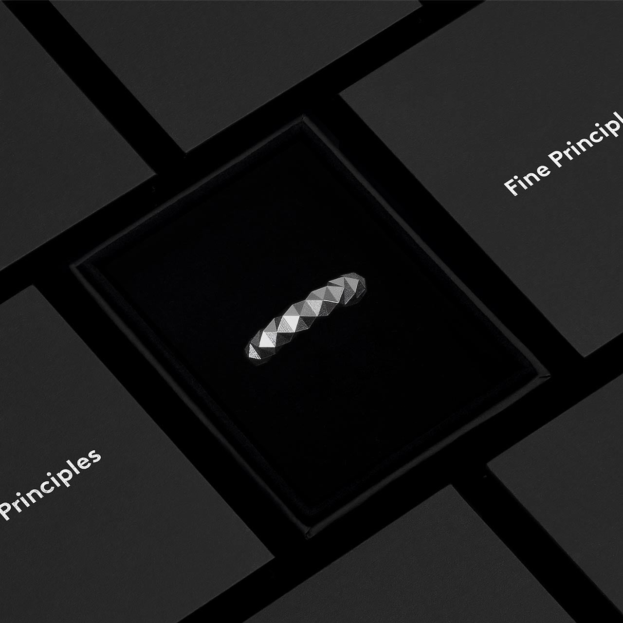 Außergewöhnlicher Statement-Ring mit 256 Facetten aus recyceltem 935 Silber oder 750 Gold mit grafischer Formensprache — nachhaltiger Schmuck von Fine Principles aus Berlin.