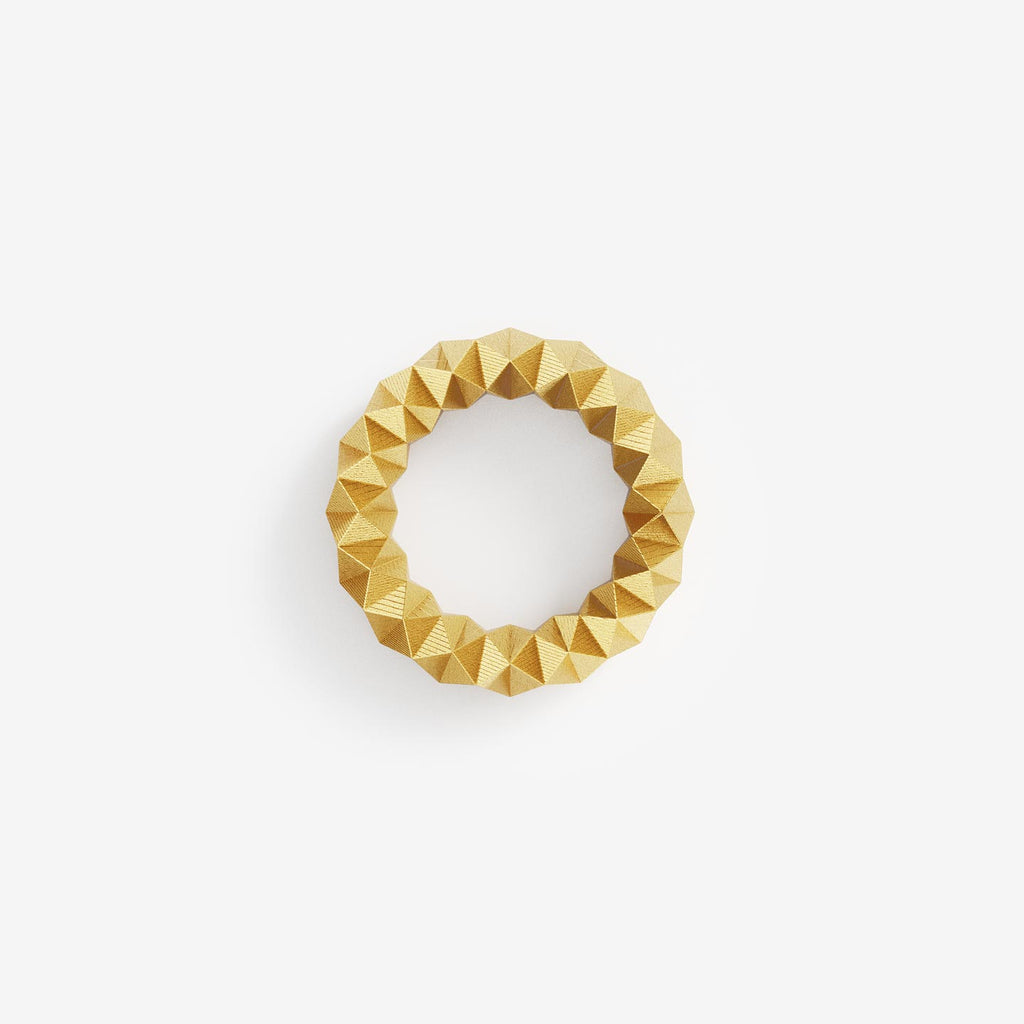 Ring mit 256 Facetten  minimalistischer Schmuck von Fine Principles, nachhaltig gefertigt aus recyceltem Silber und Gold.