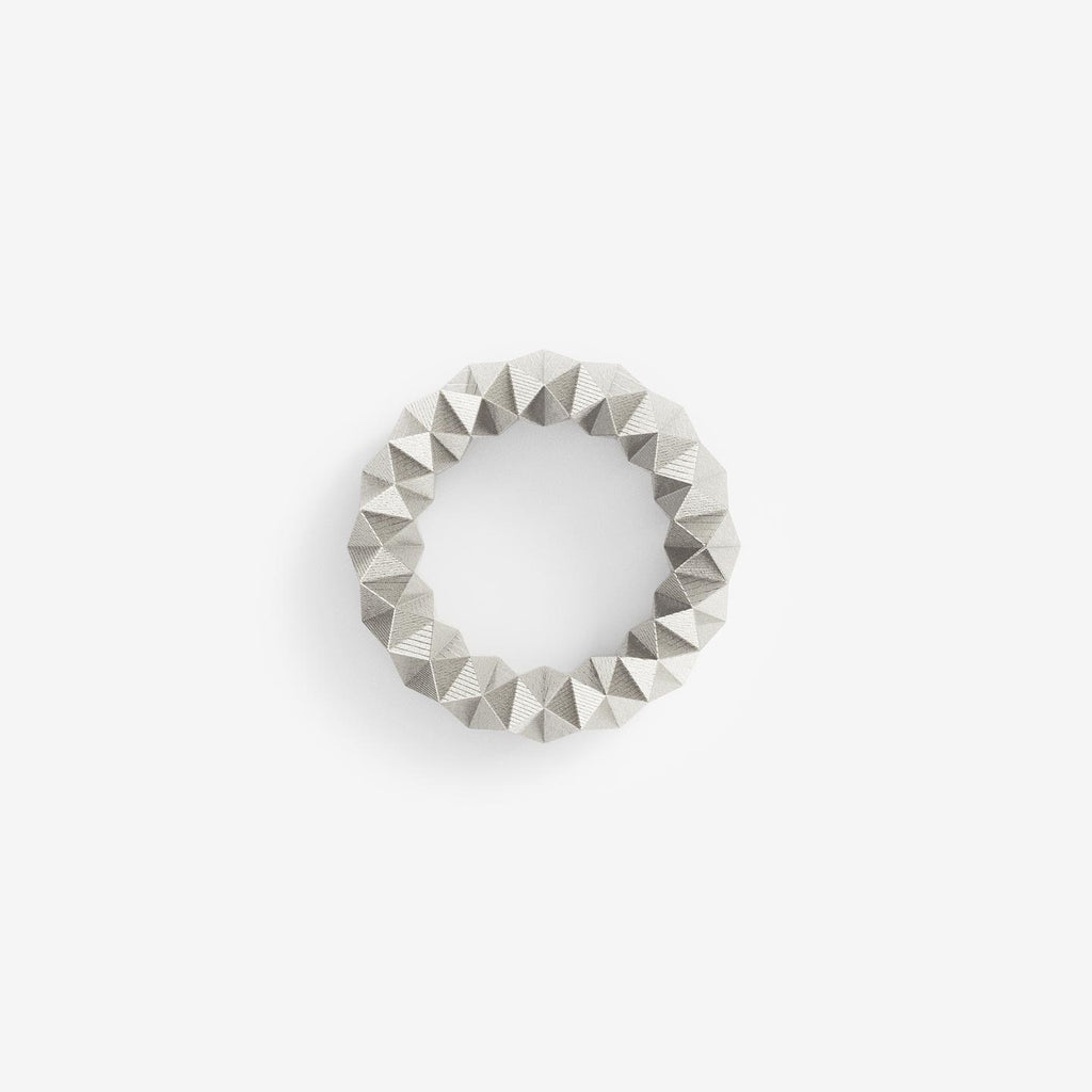 Nachhaltiger Schmuck von Fine Principles: Moderner Ring mit 256 präzisen Facetten, recycelt aus Silber, geometrisch und minimalistisch.