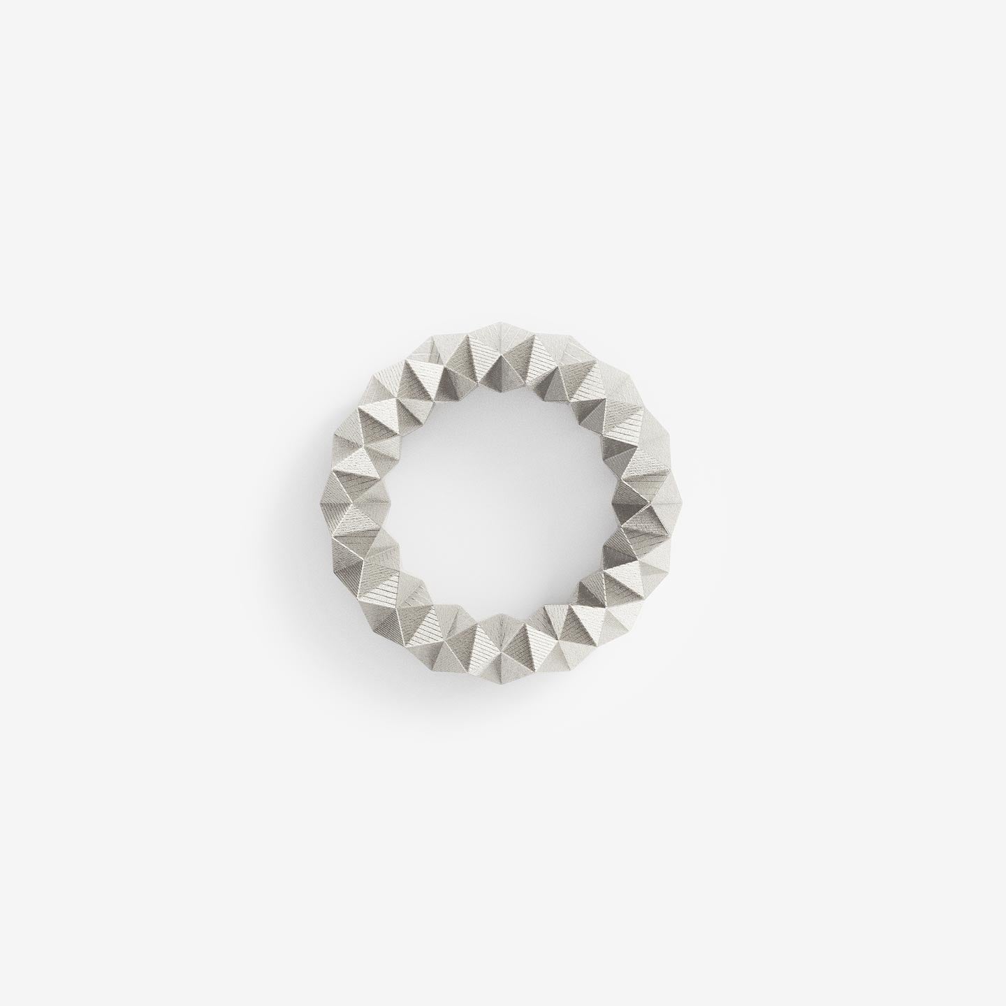 Nachhaltiger Schmuck von Fine Principles: Moderner Ring mit 256 präzisen Facetten, recycelt aus Silber, geometrisch und minimalistisch.