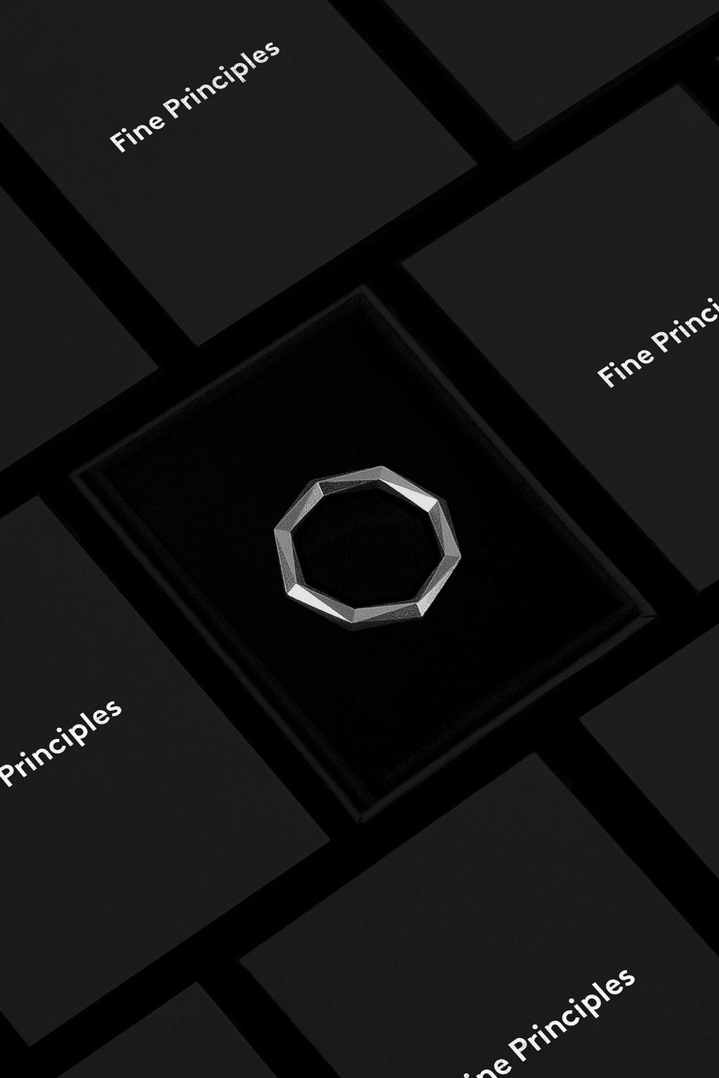 Grafischer Ring mit 64 Facetten in reduziertem Design — feiner Schmuck von Fine Principles Berlin aus 935 Silber oder 750 Gold, nachhaltig verpackt im edlen Etui.