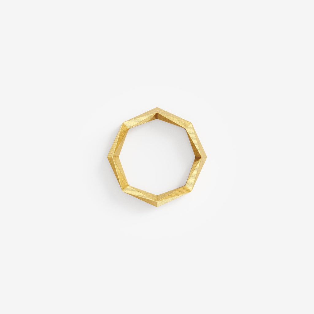 Geometrischer Verlobungsring mit 64 Facetten — nachhaltig produziert von Fine Principles, Schmuck aus recyceltem Gold oder Silber.