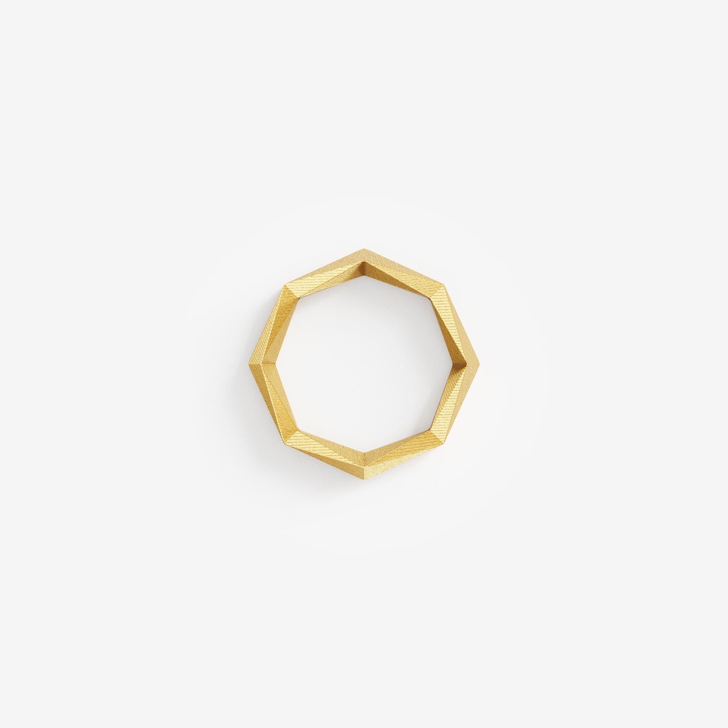 Geometrischer Verlobungsring mit 64 Facetten — nachhaltig produziert von Fine Principles, Schmuck aus recyceltem Gold oder Silber.