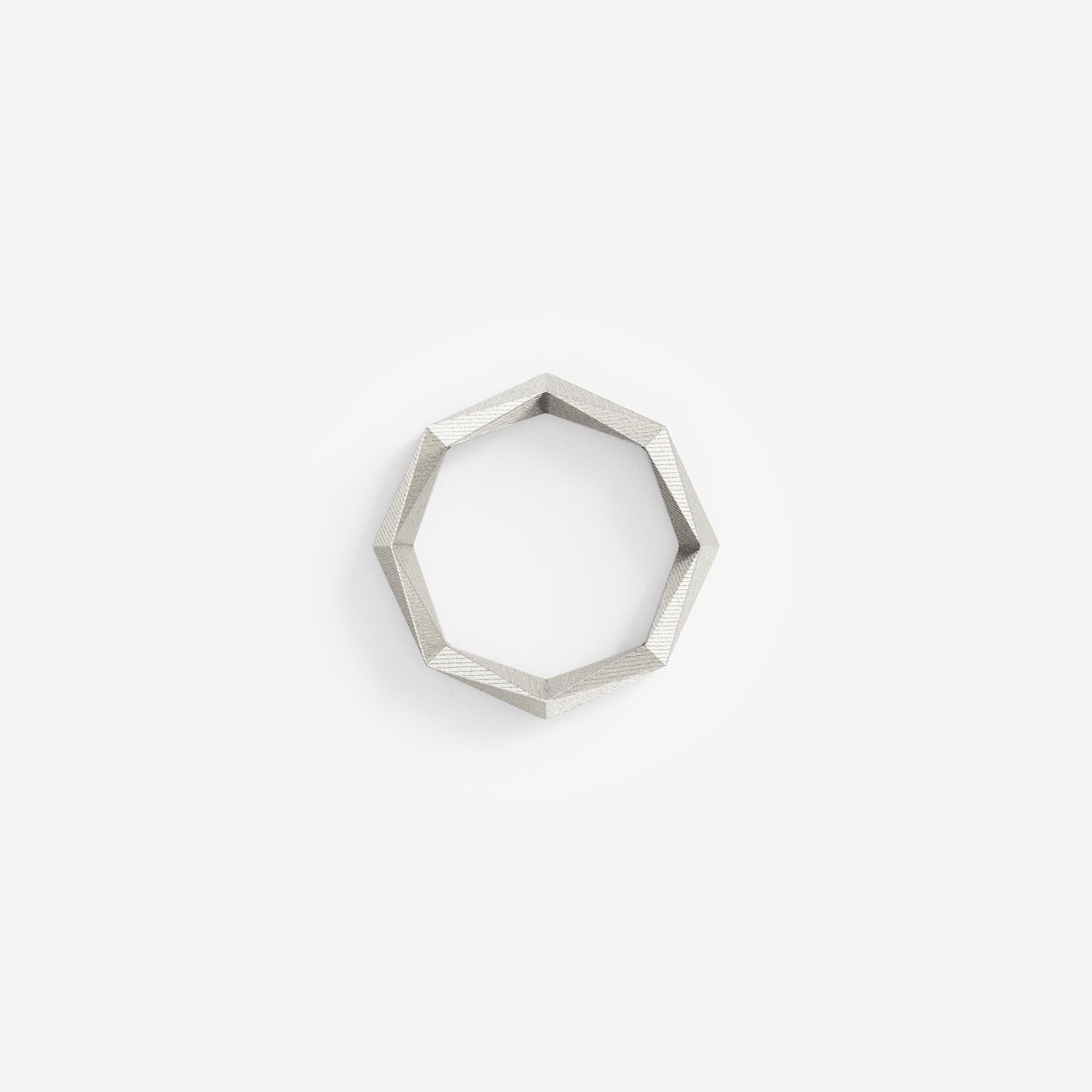 Verlobungsring mit 64 Facetten von Fine Principles — geometrischer und minimalistischer Schmuck aus recyceltem Silber oder Gold, nachhaltig gefertigt.