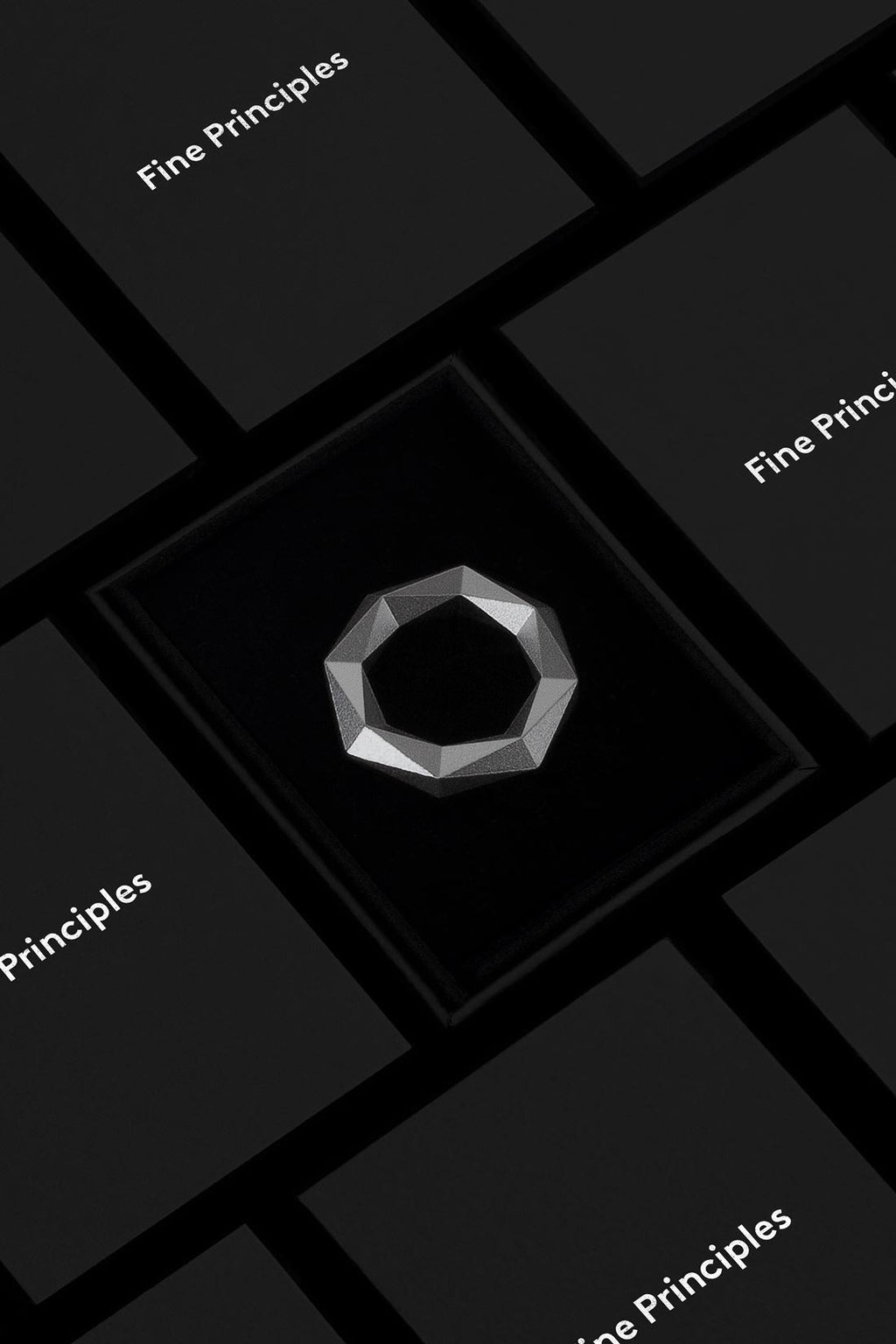 Minimalistischer Statement-Ring XFRI644 mit 64 Facetten in eleganter Verpackung — geometrischer Schmuck aus Berlin, gefertigt aus fairen Silber und Gold von Fine Principles, Berlin.