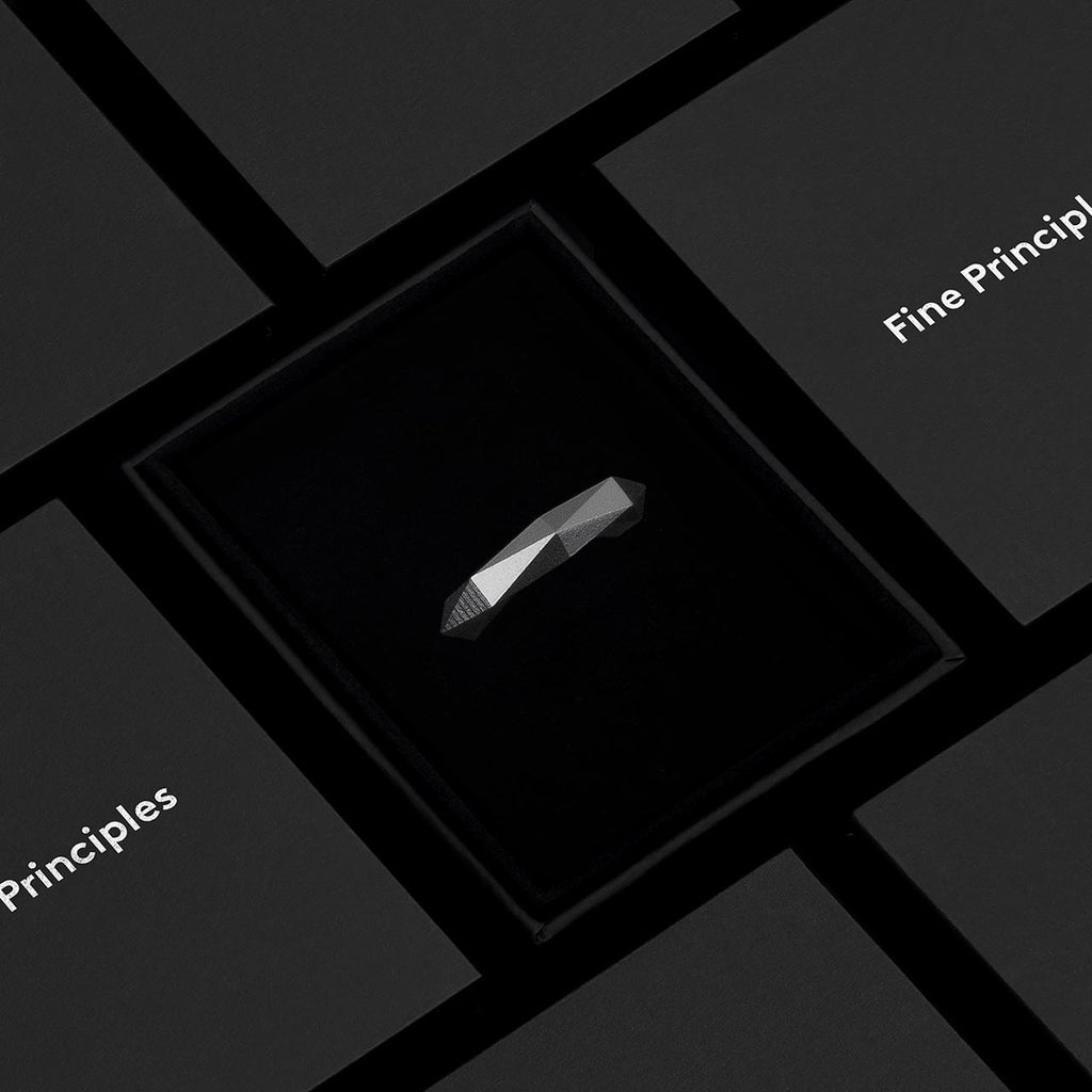 Zeitloser Ring aus recyceltem Silber oder Gold — geometrischer Schmuck von Fine Principles Berlin mit nachhaltigem Anspruch, 64 Facetten, und verpackt im eleganten Etui.