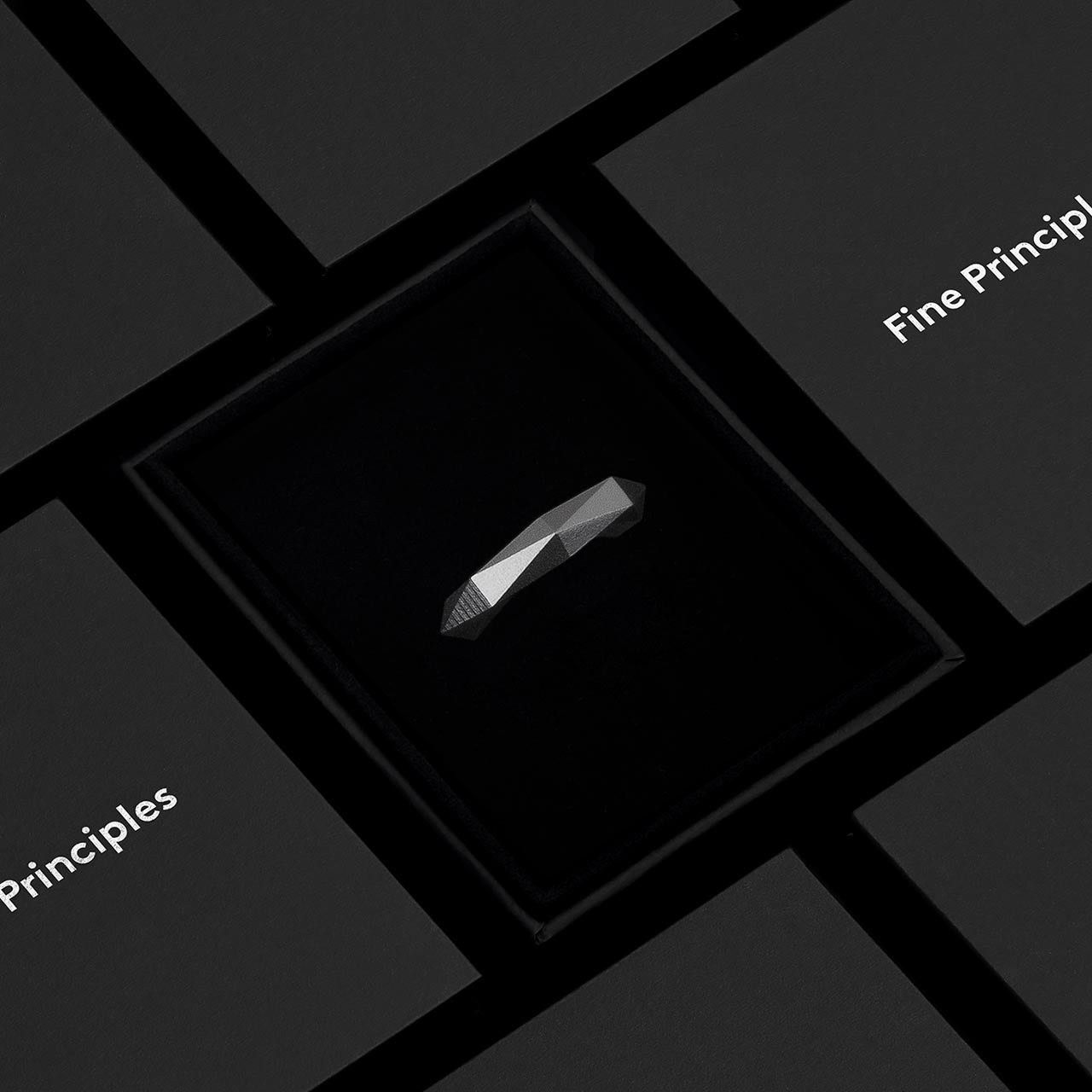 Zeitloser Ring aus recyceltem Silber oder Gold — geometrischer Schmuck von Fine Principles Berlin mit nachhaltigem Anspruch, 64 Facetten, und verpackt im eleganten Etui.