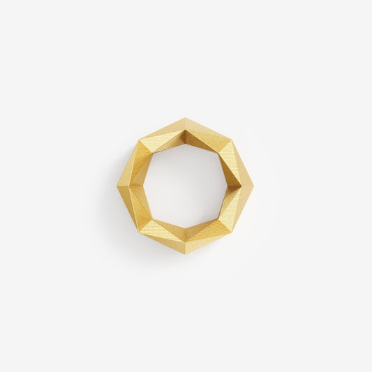 Facettierter Ring aus recyceltem Gold — 64 geometrische Facetten, nachhaltig produziert von Fine Principles aus Berlin.