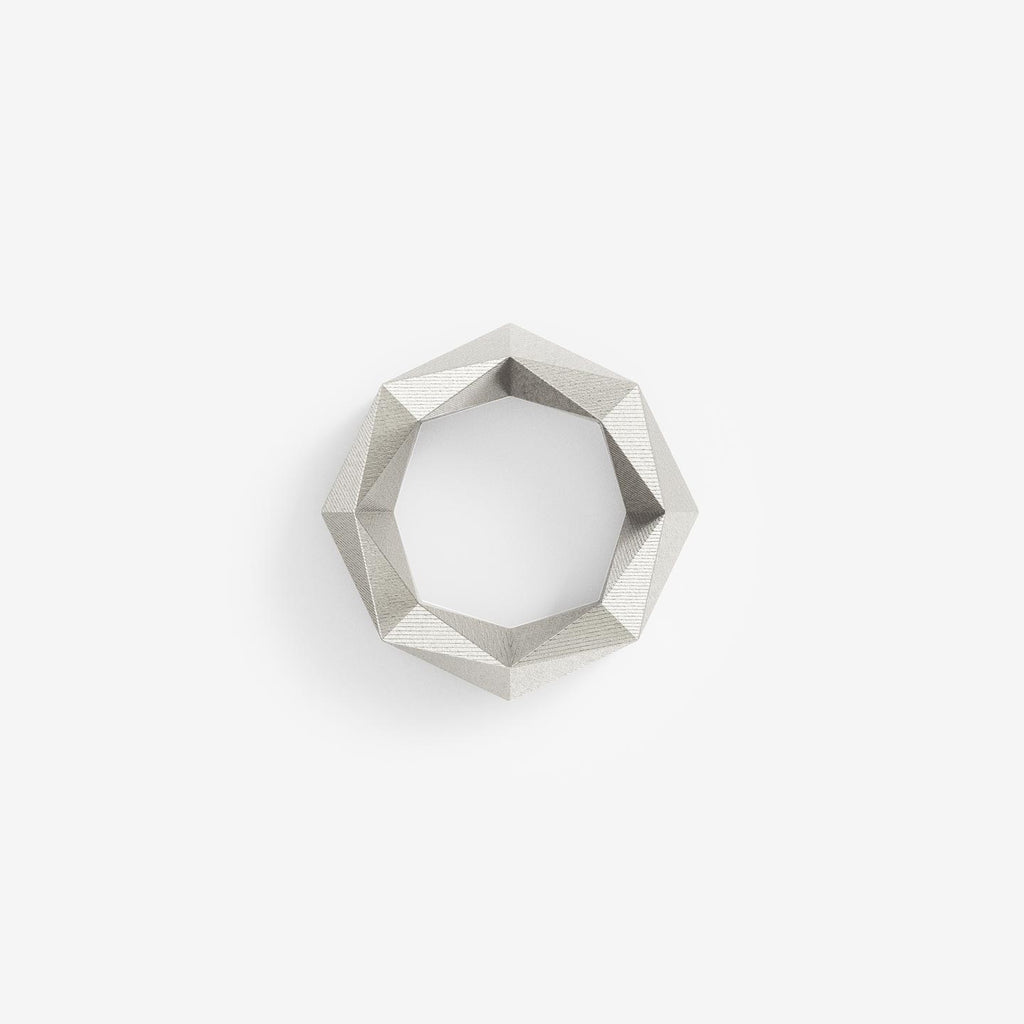 Zeitloser Ring mit 64 geometrischen Facetten — minimalistischer und nachhaltiger Schmuck von Fine Principles aus recyceltem Silber oder Gold.
