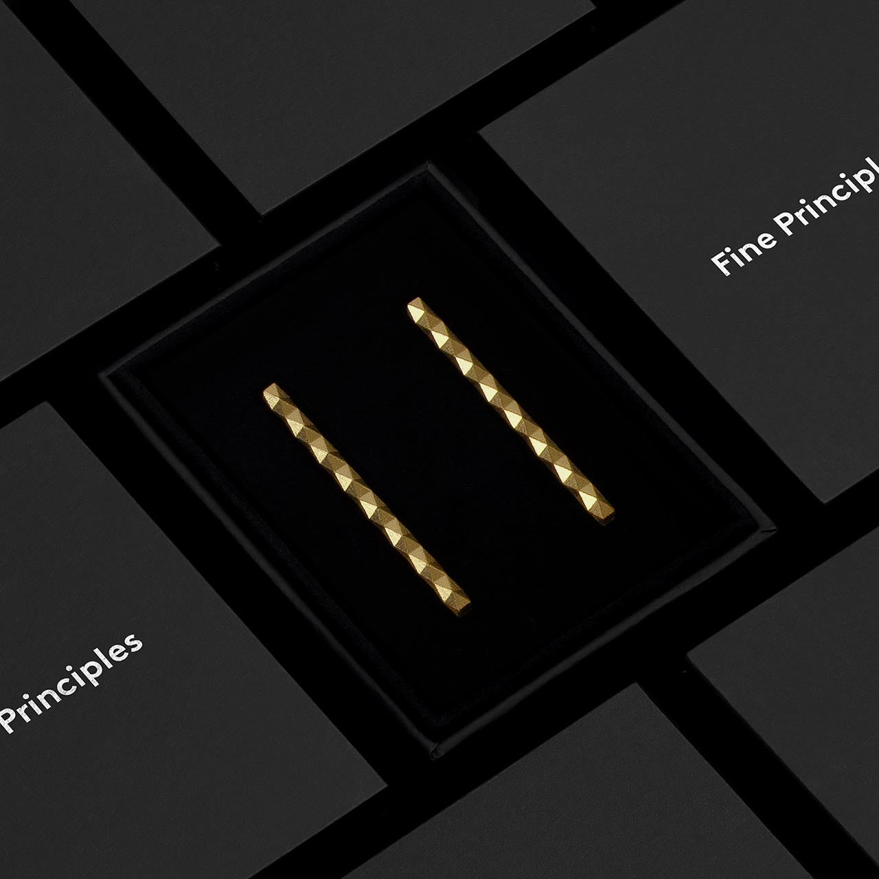 Schlichte Stabohrringe XFBE1282L von Fine Principles Berlin — geometrischer und nachhaltiger Schmuck aus recycelten Silber oder Gold, mit klarer Linie und elegantem Look.