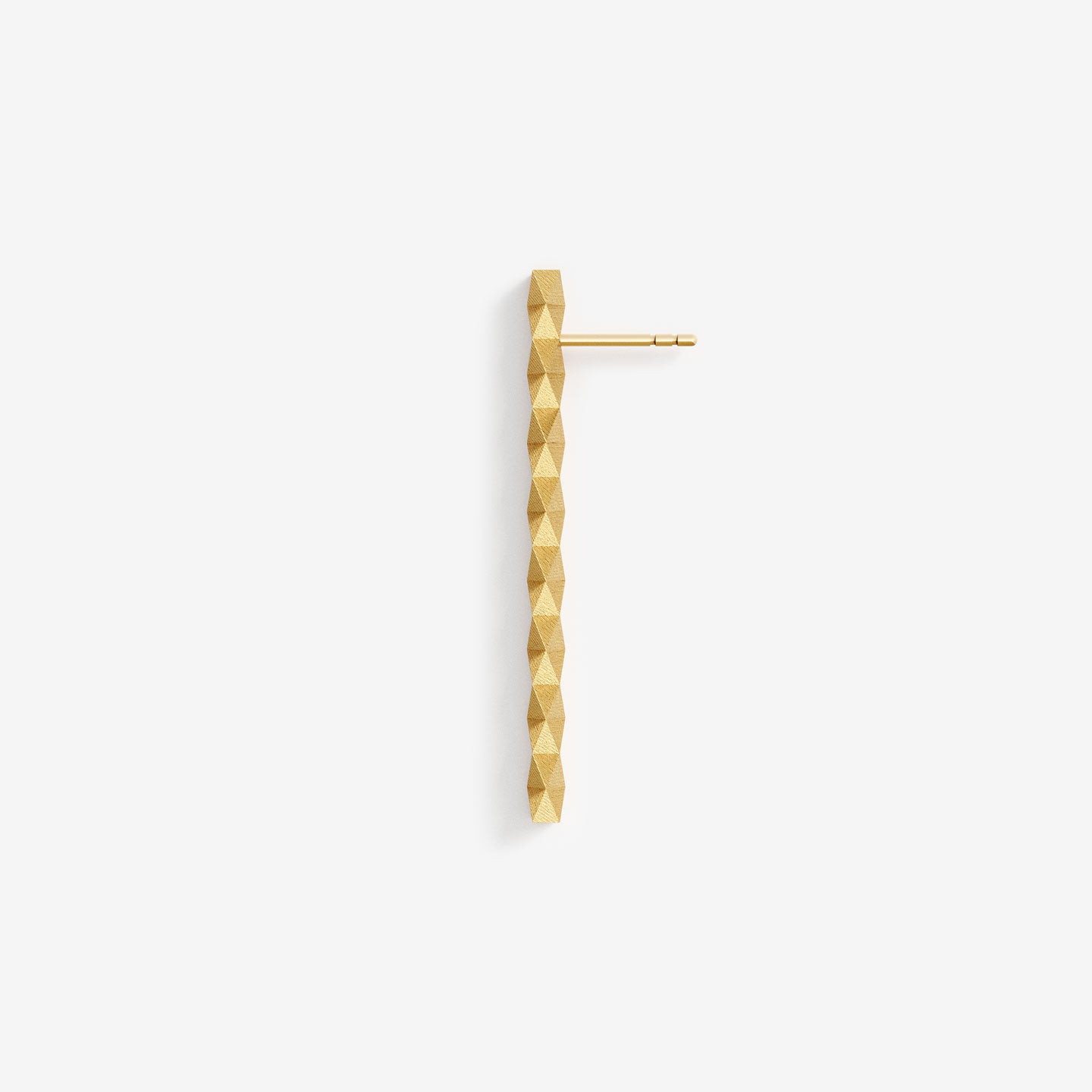 Grafisch geometrisch ist der lange Stabohrring XFBE1282L von Fine Principles — minimalistischer Schmuck mit 128 Facetten aus der Serie XF, gefertigt aus recyceltem Gold.
