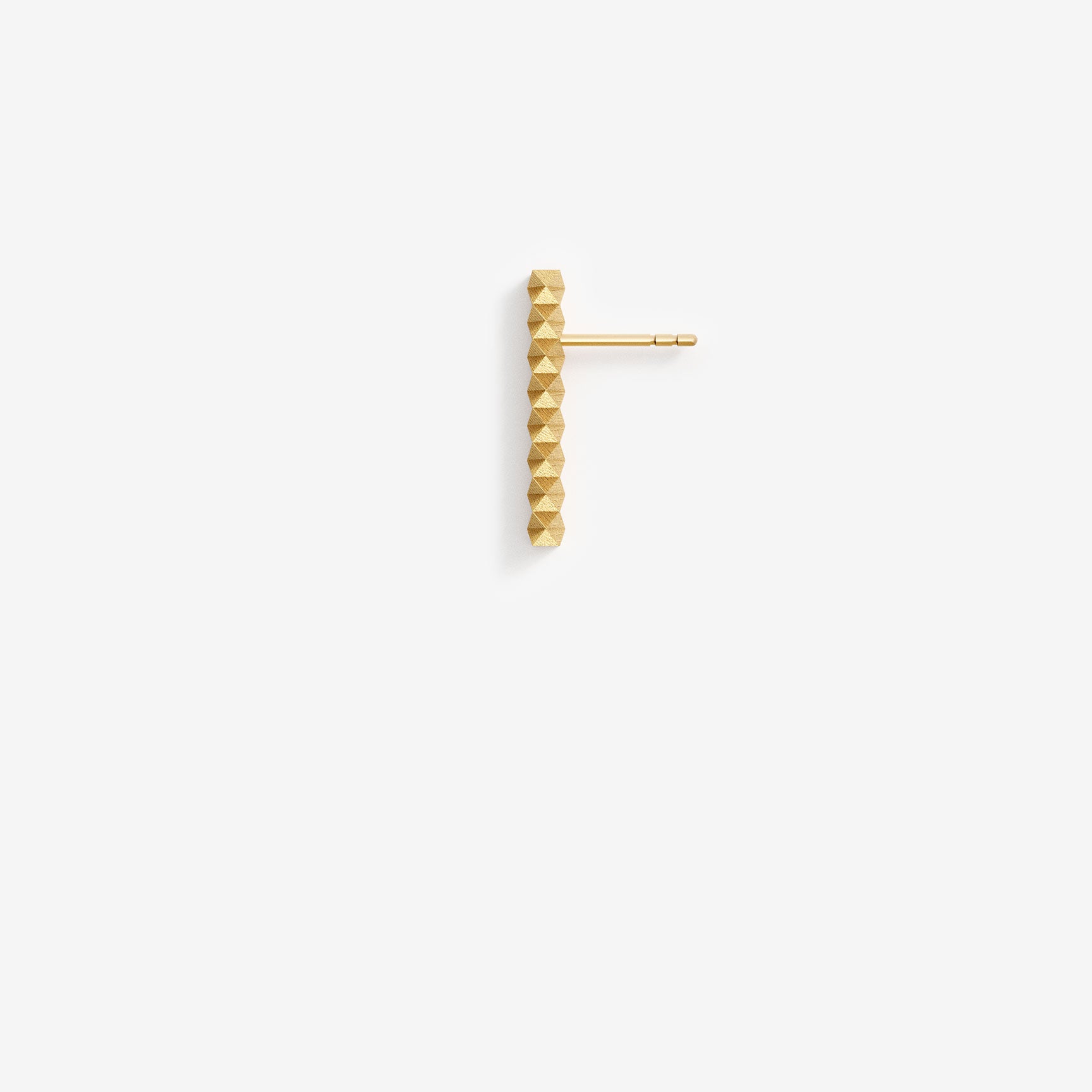 Geometrischer Ohrring XFBE1282M von Fine Principles — 128-fach facettierter Schmuck, hergestellt aus recyceltem Goldschmuck, nachhaltig und minimalistisch.