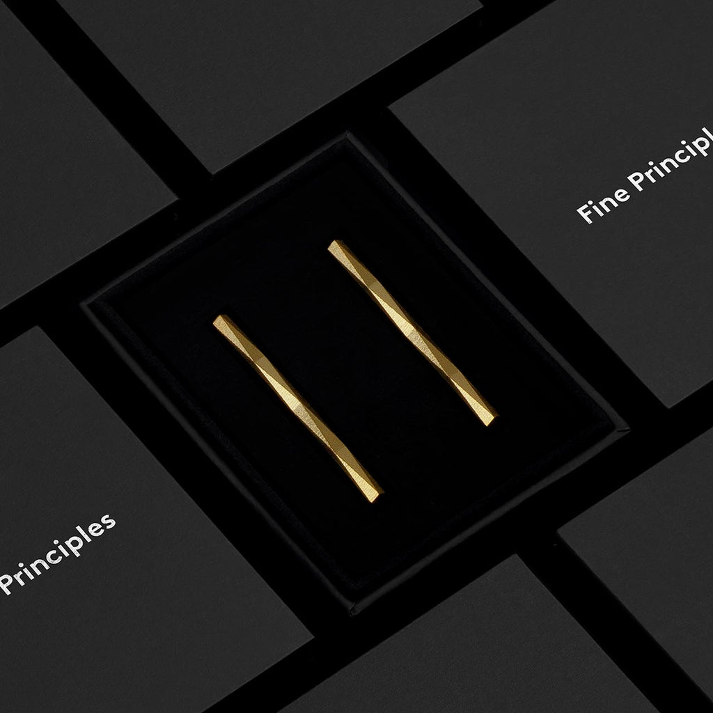 Lange elegante Stabohrringe XFBE322L aus recyceltem 935 Silber oder 750 Gold — minimalistisches, nachhaltiges Schmuckdesign von Fine Principles aus Berlin, präsentiert im schwarzen Etui.