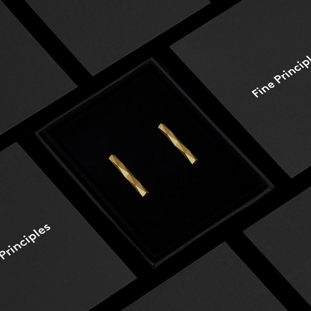 Grafische Stabohrringe XFBE322M mit 32 Facetten in minimalistischen Design — eleganter Schmuck von Fine Principles Berlin aus 935 Silber oder 750 Gold, nachhaltig verpackt im edlen Etui.